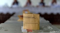 Amplop berisi kunci gembok kotak suara Pilgub DKI putaran dua.