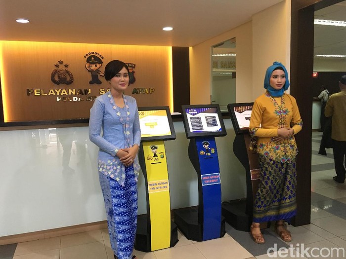 Peringati Perjuangan Kartini, Polwan Samsat Polda Metro Berkebaya