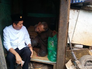Dedi Mulyadi Mengunjungi Gubuk Derita Abah Tarsa