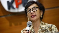Salah satu anggota masyarakat peduli pemberantasan korupsi Natalia Soebagjo memberikan keterangan pers terkait teror terhadap penyidik KPK Novel Baswedan.