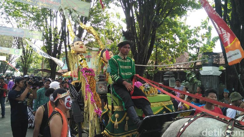 Kirab Pengantin  Tebu Awali Musim Giling di PG Madukismo