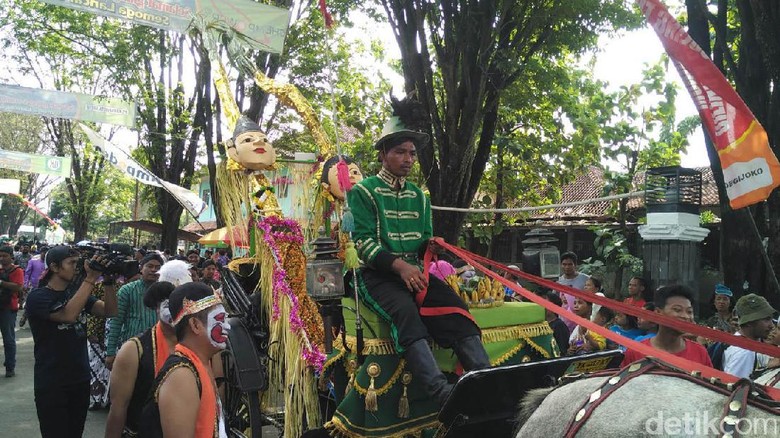 Kirab Pengantin Tebu Awali Musim Giling di PG Madukismo Kirab Pengantin Tebu Awali Musim Giling di PG Madukismo