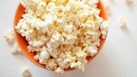 Kalau mau camilan murah, renyah dan enak, popcorn patut jadi pilihan. Olahan biji jagung ini juga mudah diolah karena tinggal dipanaskan bersama mentega. Tiap 500 gram popcorn harganya sekitar Rp 13.000. Foto: Getty Images