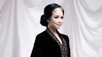 Gita Gutawa terlihat cantik dan anggun dengan kebaya hitam. Para netizen pun ada yang menyebutnya mirip Nagita Slavina. (Dok. Instagram/gitagut)