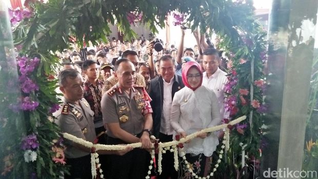  Kapolda Metro Jaya Irjen M Iriawan meresmikan gedung baru Polres Tangsel, Jumat (21/4/201)