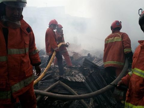 Petugas Damkar Jakarta Utara memadamkan api