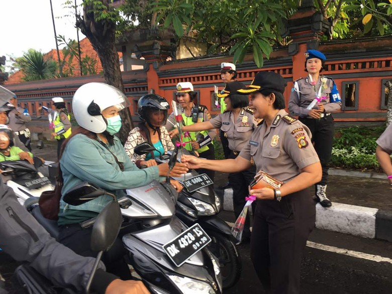 Polwan di Bali Rayakan Hari Kartini dengan Bagi-bagi Bunga Polwan di Bali Rayakan Hari Kartini dengan Bagi-bagi Bunga