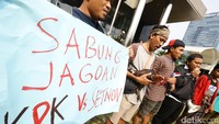 Perwakilan massa berorasi di depan gedung KPK.