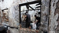 Terlihat dua orang warga tengah membersihkan puing-puing sisa kebakaran yang terjadi permukiman padat di Penjaringan, Jakarta Utara, Jumat (21/4/2017).
