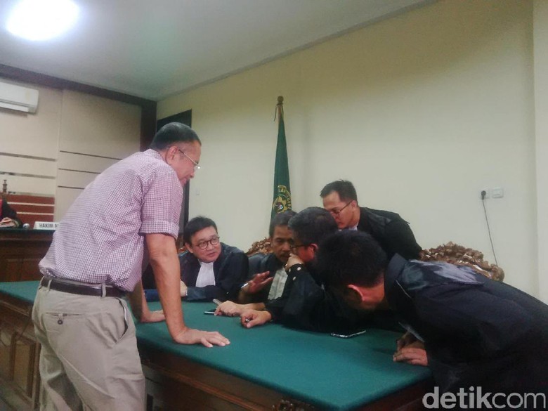 Dahlan Iskan Divonis 2 Tahun, Pendukung Teriakkan Istigfar Dahlan Iskan Divonis 2 Tahun, Pendukung Teriakkan Istigfar