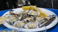 Tiram segar kelas premium produksi dari De Costi Seafood. Rasanya segar dan lezat. Seru juga ya melihat pameran aneka sayur mayur sampai hasil laut dari udang sampai tiram (Fitraya/detikTravel)