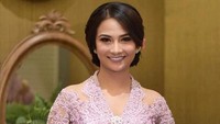 Vanessa Angel tampak tersenyum manis dengan kebaya berwarna pink. (Dok. Instagram/vanessaangelofficial)