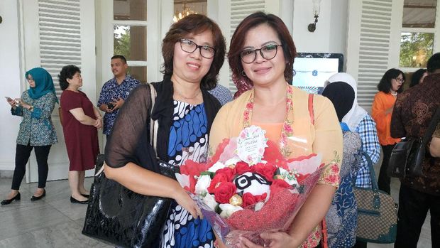 Relita dan temannya ingin memberi bunga dan berterima kasih kepada Ahok.