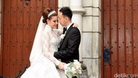 So Romantic! Tatapan penuh cinta dari sang suami kepada Olga. Pool/Noel/detikFoto.