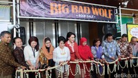Menteri Kelautan dan Perikanan, Susi Pudjiastuti membuka dan Menteri Sosial Khofifah Indar membuka The Big Bad Wolf (BBW) Jakarta pada Kamis (20/4/2017). Tia Agnes/detikFoto.