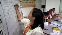 Petugas mencatat hasil rekapitulasi Pilgub DKI putaran dua.