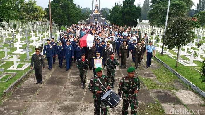 Pemakaman Wadan Sesko TNI di TMP Cikutra Berlangsung Haru