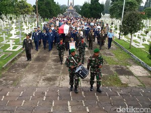 Pemakaman Wadan Sesko TNI di TMP Cikutra Berlangsung Haru
