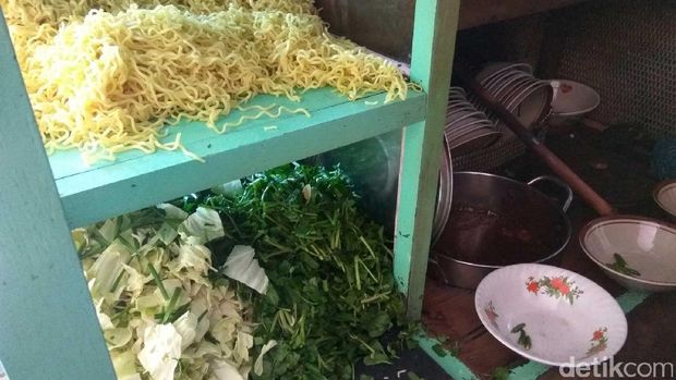 Mie kuning, kol dan sayur kucai (Randy/detikTravel)