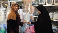 Menko PMK Puan Maharani didampingi Menteri Kesehatan Nila Moeloek meninjau fasilitas Klinik Haji Indonesia. Pool/Kemenko PMK.