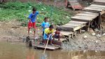 Bermain di Bibir Kali, Bahaya Mengintai Anak