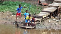 Meskipun tepat di bibir Kali Ciliwung, anak-anak tak mempedulikan bahaya yang mengancam.