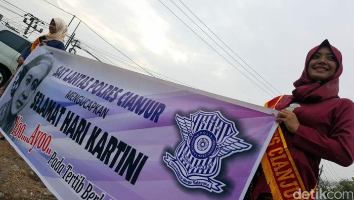 Sambut Hari Kartini, Polwan Cianjur Pakai Kebaya dan Berpuisi