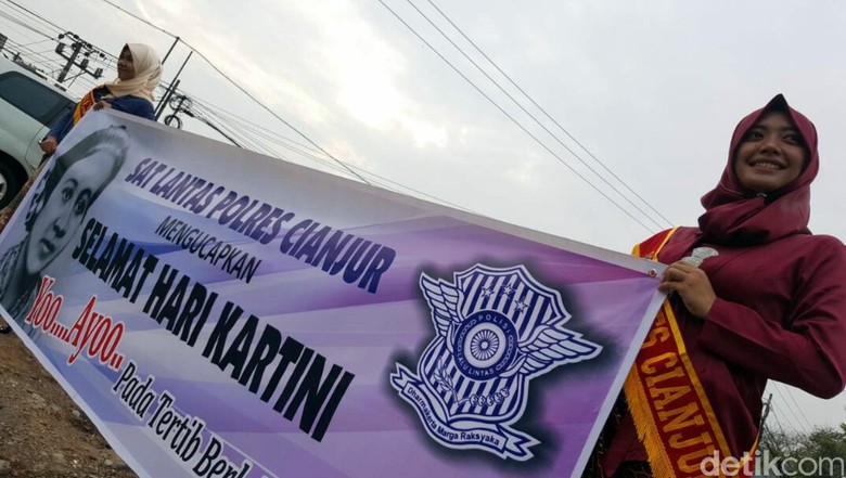 Sambut Hari Kartini, Polwan Cianjur Pakai Kebaya dan Berpuisi
