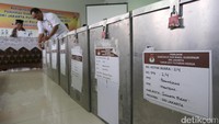 Petugas membuka segel kotak suara.