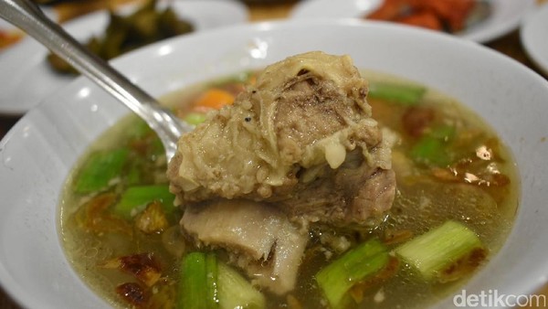 Hujan-hujan Enaknya Makan Semangkuk Sup Iga Hangat