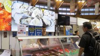Ada pameran sayur mayur di Woolworths Fresh Food Dome. Pengunjung ini hendak membeli tiram (Fitraya/detikTravel)