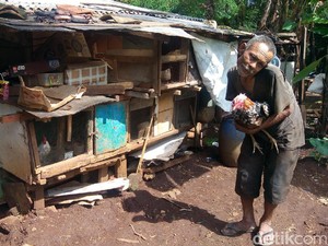 Pemkot Bandung Ajak Abah Tarsa Tinggalkan Gubuk Derita