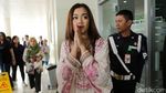Kenakan Kaftan, Adik Adakan Pengajian di Kamar Jupe