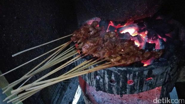 Sate sapi yang tengah dibakar (Randy/detikTravel)