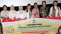 Pengurus Kesatuan Perempuan Partai Golkar (KPPG) foto bersama dengan salah satu pemeran film Kartini, Christine Hakim.