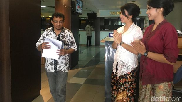 Para polwan berkebaya ramah melayani warga di Gedung Pelayanan Satu Atap Polda Metro Jaya