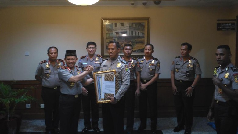Kapolri Beri Aiptu Sunaryanto Tiket Sekolah dan Pin Emas Kapolri Beri Aiptu Sunaryanto Tiket Sekolah dan Pin Emas