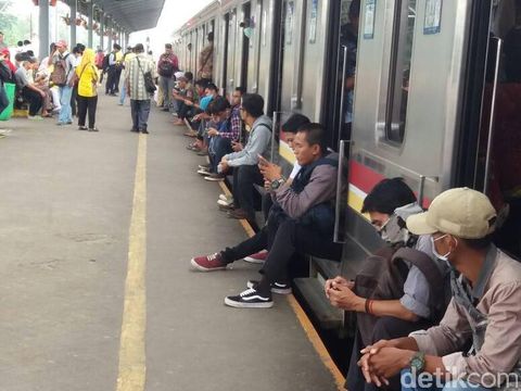  Para penumpang KRL yang menunggu perjalanan kereta kembali normal, Jumat (21/4/2017)