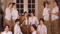 Geng sosialita Jessica Iskandar Cs itu tampil dengan kebaya rancangan Yanny Tan. (Dok. Instagram/inijedar)