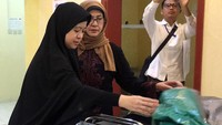 Menko PMK Puan Maharani didampingi Menteri Kesehatan Nila Moeloek meninjau Klinik Haji Indonesia yang sebelumnya merupakan Balai Pengobatan Haji Indonesia usai memimpin rapat koordinasi monitoring dan evaluasi penyelenggaraan ibadah haji 2017 di Kota Madinah, Arab Saudi. Pool/Kemenko PMK.