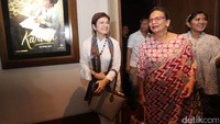 (Ki-ka) Anggota Kesatuan Perempuan Partai Golkar (KPPG) Nurul Arifin, Christine Hakim, dan Wakil Ketua Komisi I DPR Fraksi Golkar Meutya Hafid berbincang sebelum nobar film Kartini.