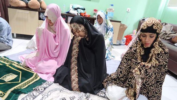 Begini Suasana Keluarga Gelar Pengajian di Kamar Julia Perez