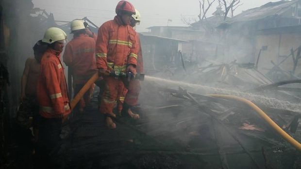 Petugas Damkar Jakarta Utara memadamkan api