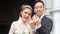 Pose keduanya sambil memamerkan cincin pernikahannya itu. Pool/Ismail/detikFoto.