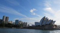 Seru juga bisa melihat Sydney Opera House dari arah lautan. Cruise lantas menjauh dari Opera House menyusuri muara Sungai Parramatta yang sangat lebar seperti teluk ini (Fitraya/detikTravel)