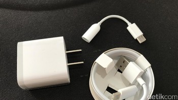 Paket charger Mi 6 yang sudah menggunakan USB Type-C. Anda pun juga akan mendapat converter USB. Foto: detikINET/Herry SW