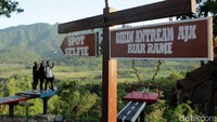 Sejumlah papan petunjuk yang mengajak traveler untuk berfoto selfie berlatar Pegunungan menoreh. Namun harus antre ya! (Randy/detikTravel)
