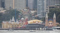 Di sebelah jembatan kita bisa melihat Luna Park. Tidak besar, tapi ini adalah taman rekreasi bersejarah di Australia. Sekarang sih kalah keren daripada taman rekreasi Movie World di Gold Coast (Fitraya/detikTravel)
