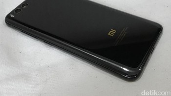 Varian yang kami punya termasuk varian termahal, di mana menggunakan bodi berbahan material keramik. Foto: detikINET/Herry SW