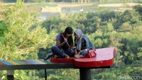 Dua wisatawan yang tengah melihat hasil foto. Kalau sudah foto, jangan lupa dicek lagi hasilnya daripada menyesal belakangan (Randy/detikTravel)